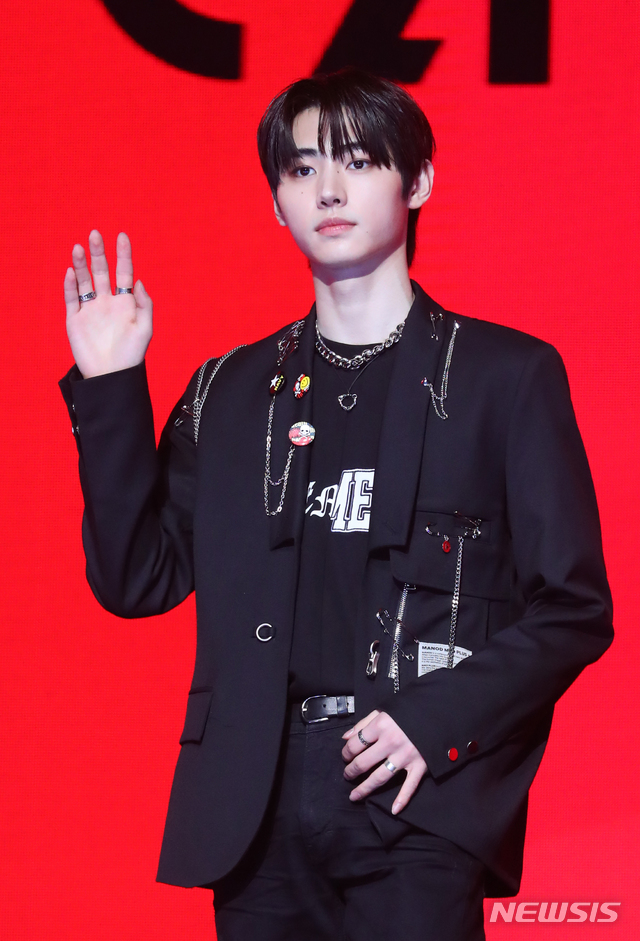 [서울=뉴시스]배훈식 기자 = 그룹 ENHYPEN(엔하이픈) 성훈이 26일 오후 서울 용산구 블루스퀘어 마스터카드홀에서 열린 미니 2집 'BORDER : CARNIVAL' 미디어 쇼케이스에 참석해 포즈를 취하고 있다. 2021.04.26. dahora83@newsis.com