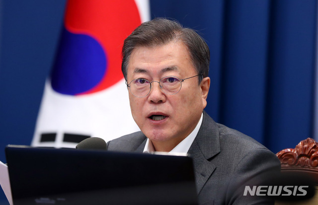 [서울=뉴시스]추상철 기자 = 문재인 대통령이 26일 오후 청와대 여민관에서 열린 수석·보좌관회의를 주재하고 있다. 2021.04.26. scchoo@newsis.com