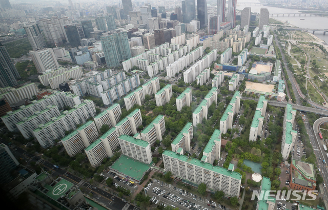 [서울=뉴시스]고범준 기자 = 서울시가 주요 대규모 재건축·재개발 사업 지역 4곳을 토지거래 허가 구역으로 지정한다고 밝혔다. 대상 구역은 압구정 아파트 지구 24개 단지, 여의도 아파트 지구와 인근 16개 단지, 목동 택지개발 사업 지구 14개 단지, 성수 전략정비 구역으로 구역 지정은 27일 발효되며 지정 기간은 1년이다. 사진은 26일 오후 서울 63전망대에서 바라본 여의도 아파트 지구와 인근 단지 모습. 2021.04.26. bjko@newsis.com