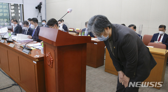 [서울=뉴시스]최동준 기자 = 정은경 질병관리청장이 26일 오후 서울 여의도 국회에서 열린 보건복지위원회 전체회의에서 업무보고 전 인사하고 있다. (공동취재사진) 2021.04.26. photo@newsis.com