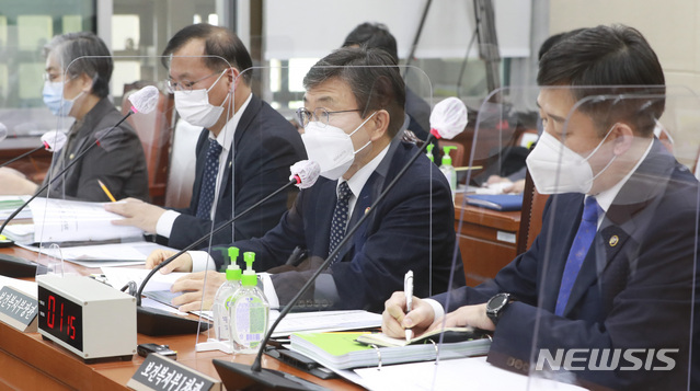 [서울=뉴시스]최동준 기자 = 권덕철 보건복지부 장관이 26일 오후 서울 여의도 국회에서 열린 보건복지위원회 전체회의에서 질의에 답변하고 있다. (공동취재사진) 2021.04.26. photo@newsis.com