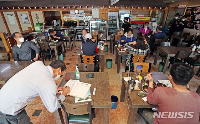 [고령=뉴시스]이무열 기자 = 경북의 인구 10만명 이하 군 지역 12곳에서 5인 이상 사적 모임을 전국 처음으로 허용하는 시범 기간에 들어간 지난달 26일 경북 고령군의 한 음식점에서 손님들이 거리를 유지한 채 식사를 하고 있다. 2021.04.26. lmy@newsis.com