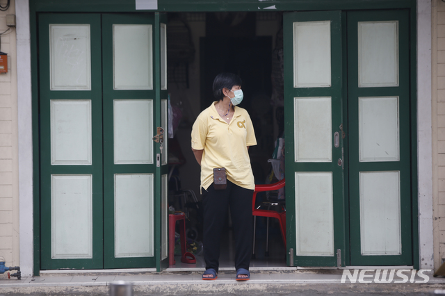 [방콕=AP/뉴시스] 카오산 로드의 한 가게 앞에서 마스크를 착용한 채 손님을 기다리고 있는 직원. 2021.04.26.