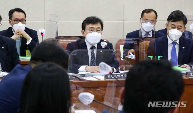 [서울=뉴시스]김진아 기자 = 권덕철 보건복지부 장관이 26일 국회에서 열린 보건복지위원회 전체회의에서 의원들의 질문에 답하고 있다. (공동취재사진) 2021.04.26. photo@newsis.com