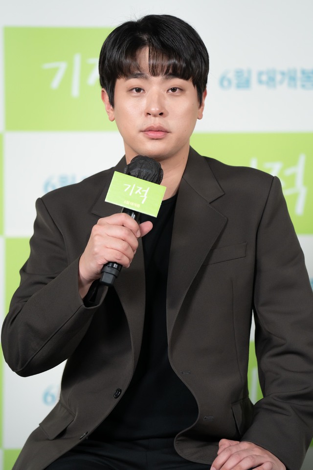 [서울=뉴시스]배우 박정민이 26일 오후 온라인으로 열린 영화 '기적' 온라인 제작보고회에서 질의응답을 하고 있다. (사진=롯데엔터테인먼트 제공) 2021.04.26. photo@newsis.com *재판매 및 DB 금지