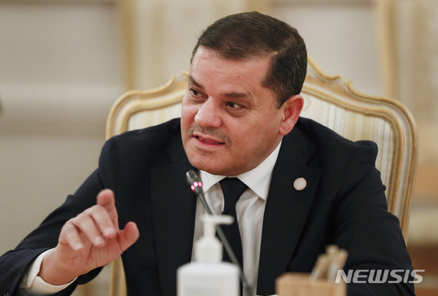 [ 모스크바=AP/뉴시스]압둘 하미드 드베이바 리비아 총리가 지난 달 4월 15일 모스크바를 방문, 세르게이 라브로프 외무장관과 회담하고 있다.&nbsp; 2021.05.24