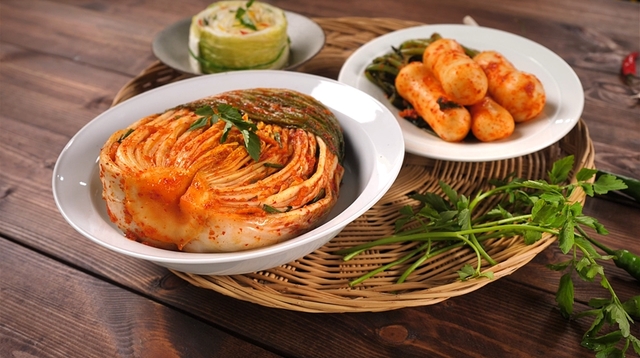 [광주=뉴시스]송창헌 기자 = 한국김치연구소가 한국김치의 역사와 문화, 글로벌 위상을 알리기 위해 대상㈜ 종가집과 공동기획한 다큐멘터리 영상 '김치 유니버스(Kimchi Universe)'를 27일 공식 유튜브 채널을 통해 공개했다.(사진=김치연구소 제공) 2021.04.27 photo@newsis.com *재판매 및 DB 금지