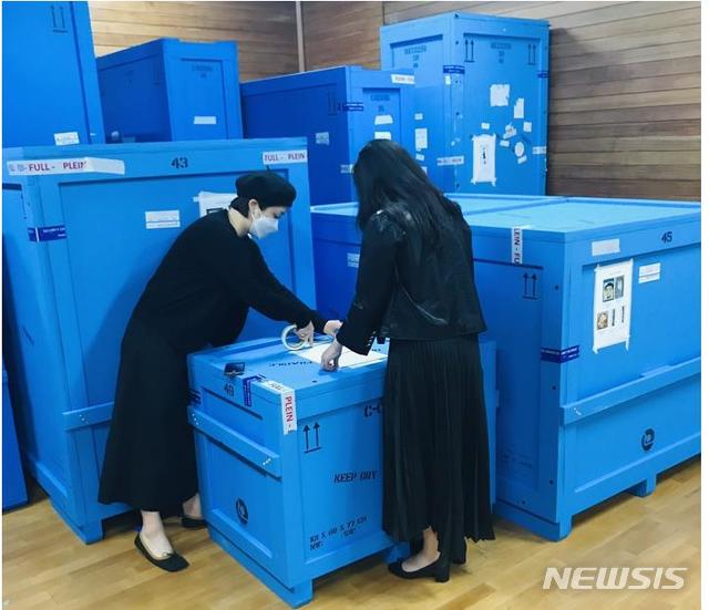 [서울=뉴시스] 피카소 작품 공수 때 눈길을 끄는 것은 작품을 담은 상자(크레이트 Crate)이다. 크레이트는 작품 보호를 위해 3중 보호막으로 특수제작되어 운송 중의 충격과 기온 변화 등 외부 요인으로 부터 작품을 완벽하게 보호한다. 사진= 비채아트뮤지엄 제공.2021.4.27. photo@newsis.com