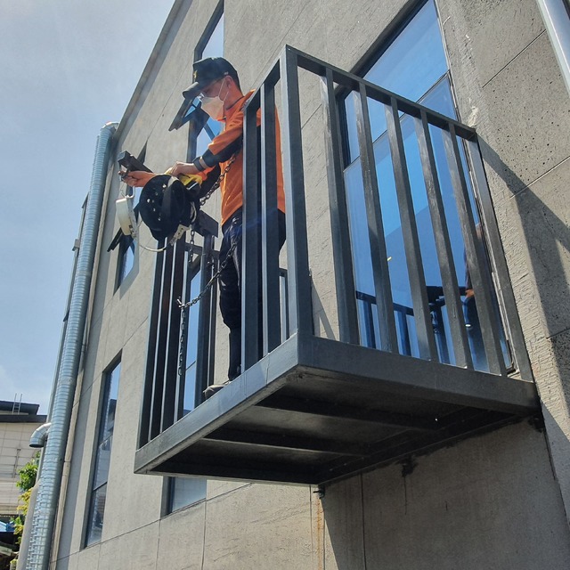 [청주=뉴시스] 다중이용업소 발코니형 비상구의 안전 여부를 조사하고 있다. (사진= 뉴시스 DB) photo@newsis.com *재판매 및 DB 금지 *재판매 및 DB 금지