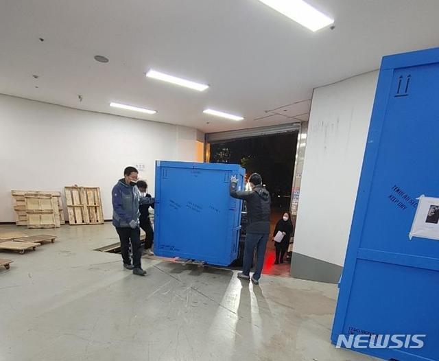 [서울=뉴시스] 서울에 도착한 피카소 작품들이 전시 전 보관창고로 이동되고 있다. 사진=비채아트뮤지엄 제공.2021.4.27. photo@newsis.com