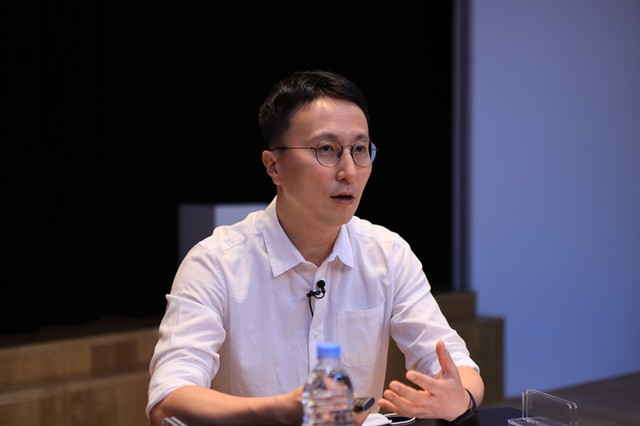 [서울=뉴시스]네이버 웨일 김효 책임리더가 27일 온라인으로 진행된 ‘네이버 밋업’에서 '웨일'(Whale)’ 브라우저의 서비스 방향성을 소개하고 목표를 공개하고 있다. (사진=네이버 제공) 2021.04.27