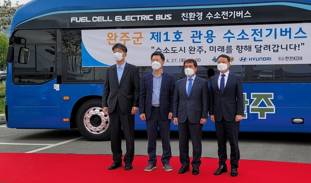 [완주=뉴시스] 강명수 기자 = 한기석 한전KDN 미래에너지사업처장, 문정훈 현대자동차 전주공장장, 박성일 군수, 김재천 군의회 의장이 버스 앞에서 기념촬영을 하고 있다. (사진 =완주군 제공) 2021.04.27. photo@newsis.com *재판매 및 DB 금지