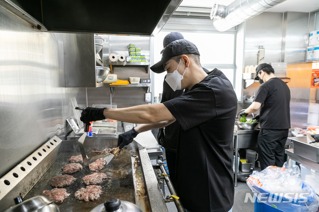 로꼬, 취약계층 아동 100명에 '수제 버거 세트' 선물