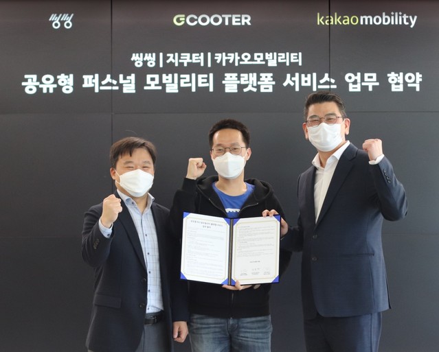 ▲왼쪽부터 피유엠피 김상훈 대표, 지바이크 윤종수 대표, 카카오모빌리티 안규진 부사장. (사진=카카오모빌리티 제공)