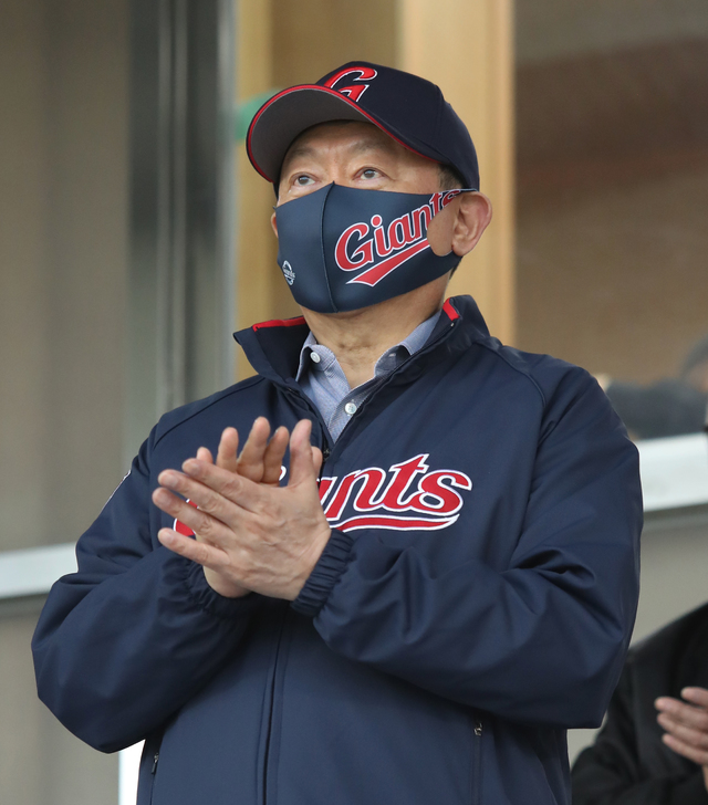 신동빈 롯데 자이언츠 구단주가 27일 잠실구장에서 열린 LG 트윈스와 경기를 찾았다. (사진=롯데 자이언츠 제공)