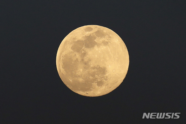 [니코시아=AP/뉴시스]지난 26일(현지시간) 키프로스 수도 니코시아 상공에 슈퍼문이 떠오르고 있다. 이번 보름달은 슈퍼문으로 달이 지구와 가장 근접하는 시기와 보름달이 뜨는 시기가 겹쳐 평소보다 더 크게 보인다. 2021.04.27.