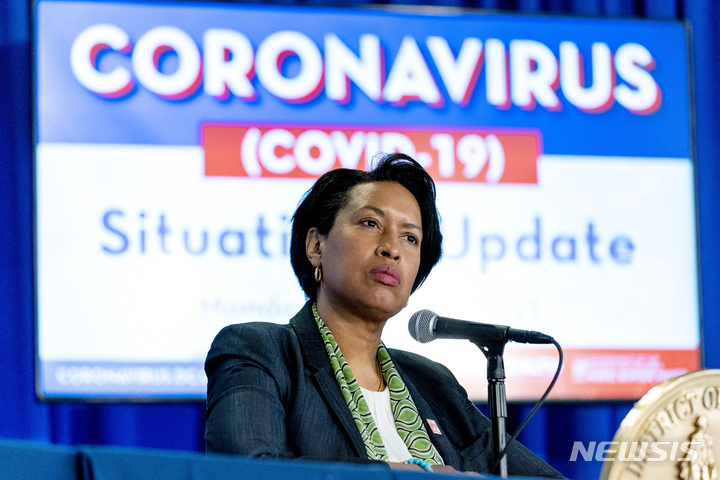 [워싱턴=AP/뉴시스]뮤리얼 바우저 워싱턴DC 시장이 지난 3월15일 코로나19 관련 회견에서 질문을 받는 모습. 2021.12.20.