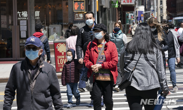 [뉴욕=AP/뉴시스] 26일(현지시간) 미국 뉴욕 거리를 걷는 사람들. 2021.04.27.
