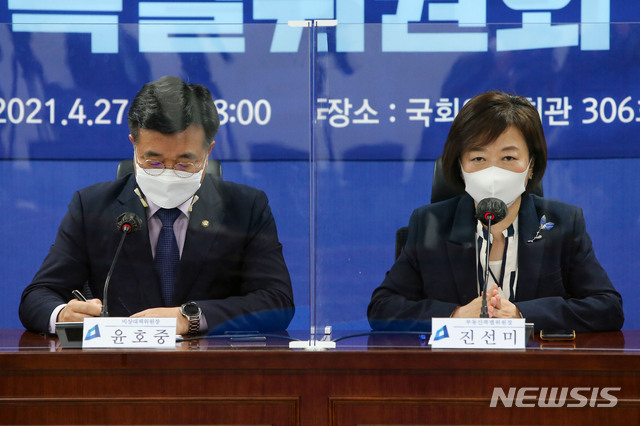 [서울=뉴시스]김진아 기자 = 더불어민주당 진선미 부동산특별위원장이 27일 서울 여의도 국회 의원회관에서 열린 부동산특별위원회 1차 회의에서 발언하고 있다. (공동취재사진) 2021.04.27. photo@newsis.com