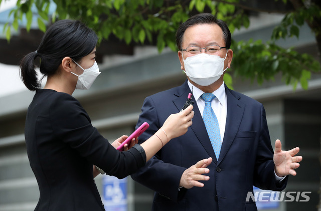 [서울=뉴시스]고범준 기자 = 김부겸 국무총리 후보자가 27일 오전 인사청문회 준비 사무실이 마련된 서울 종로구 금융감독원 연수원으로 출근하며 취재진 질문에 답변하고 있다. 2021.04.27. bjko@newsis.com