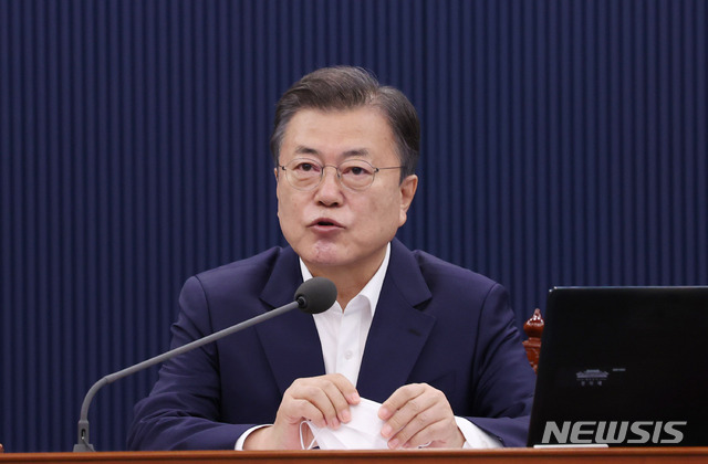 [서울=뉴시스]추상철 기자 = 문재인 대통령이 27일 오전 청와대에서 열린 국무회의를 주재하고 있다. 2021.04.27. scchoo@newsis.com