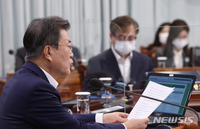 [서울=뉴시스]추상철 기자 = 문재인 대통령이 27일 오전 청와대에서 열린 국무회의를 주재하고 있다. 2021.04.27. scchoo@newsis.com