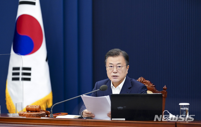 [서울=뉴시스]추상철 기자 = 문재인 대통령이 27일 오전 청와대에서 열린 국무회의에 참석해 발언하고 있다. 2021.04.27. scchoo@newsis.com