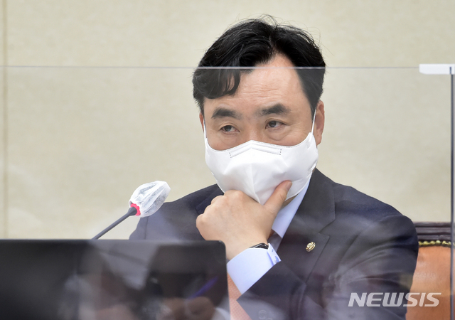 [서울=뉴시스]김진아 기자 = 윤관석 위원장이 27일 서울 여의도 국회에서 열린 정무위원회 전체회의에서 5.18 민주유공자 예우 및 단체 설립에 관한 법률 일부개정법률안 질의관련 황기철 국가보훈처장의 답변을 경청하고 있다. (공동취재사진) 2021.04.27. photo@newsis.com