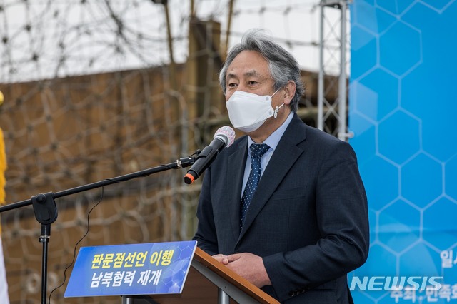 [파주=뉴시스]사진공동취재단 = 한국기독교교회협의회 이홍정 총무가 27일 오전 경기도 파주시 남북출입사무소 북단 DMZ 통문 앞에서 열린 4.27 판문점선언 3주년 기념행사에서 발언하고 있다. 2021.04.27. photo@newsis.com