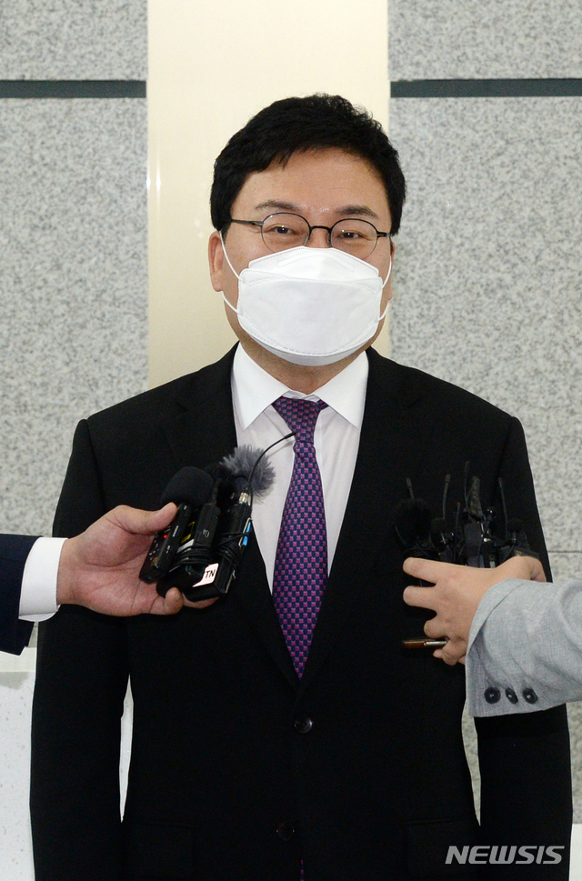 [전주=뉴시스]김얼 기자 = 특별경제가중처벌등에관한법률 위반(배임·횡령), 업무상 횡령, 정당법 위반 등 혐의로 구속영장이 청구된 이상직 의원이 27일 전북 전주시 전주지방법원에서 구속 전 피의자 심문(영장실질심사)을 앞두고 기자들의 질의에 답변하고 있다. 2021.04.27. pmkeul@newsis.com