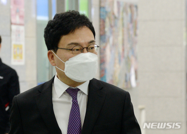 [전주=뉴시스]김얼 기자 = 특별경제가중처벌등에관한법률 위반(배임·횡령), 업무상 횡령, 정당법 위반 등 혐의로 구속영장이 청구된 이상직 의원이 27일 구속 전 피의자 심문(영장실질심사)을 받기 위해 전북 전주시 전주지방법원으로 들어서고 있다. 2021.04.27. pmkeul@newsis.com