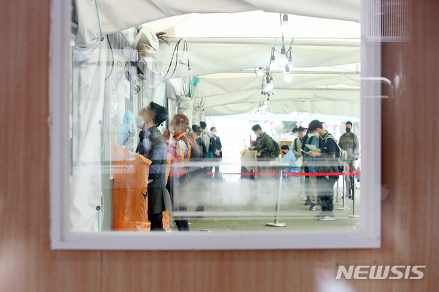 [서울=뉴시스]김병문 기자 = 코로나19 신규 확진자가 이틀째 500명 안팎을 기록 중인 27일 오후 서울 용산구 서울역 광장에 마련된 중구 임시 선별검사소에서 시민들이 검사를 받고 있다. 2021.04.27. dadazon@newsis.com