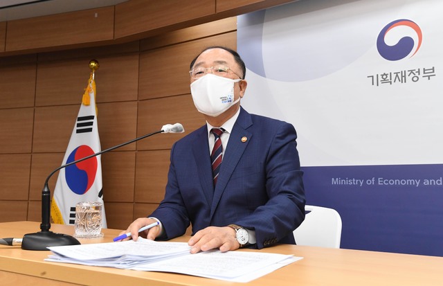 [서울=뉴시스]홍남기 부총리 겸 기획재정부 장관이 27일 세종시 정부세종청사에서 열린 출입기자간담회에서 발언하고 있다. (사진=기획재정부 제공) 2021.04.27. photo@newsis.com *재판매 및 DB 금지