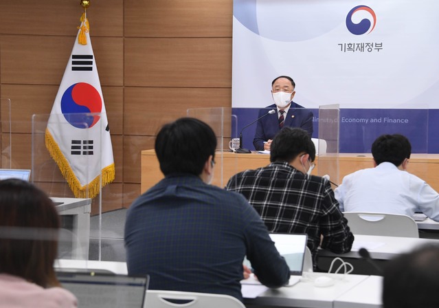 [서울=뉴시스]홍남기 부총리 겸 기획재정부 장관이 27일 세종시 정부세종청사에서 열린 출입기자간담회에서 발언하고 있다. (사진=기획재정부 제공) 2021.04.27. photo@newsis.com *재판매 및 DB 금지
