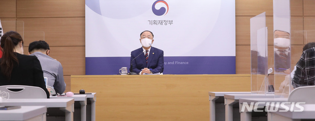 [세종=뉴시스]강종민 기자 = 홍남기 국무총리 직무대행이 27일 오후 정부세종청사 기획재정부에서 열린 출입기자 간담회에서 1/4분기 GDP 및 경기 상황과 부동산 정책, 코로나19 백신과 방역, 국무총리 직무대행 소회 등을 밝히고 있다. 2021.04.27. ppkjm@newsis.com
