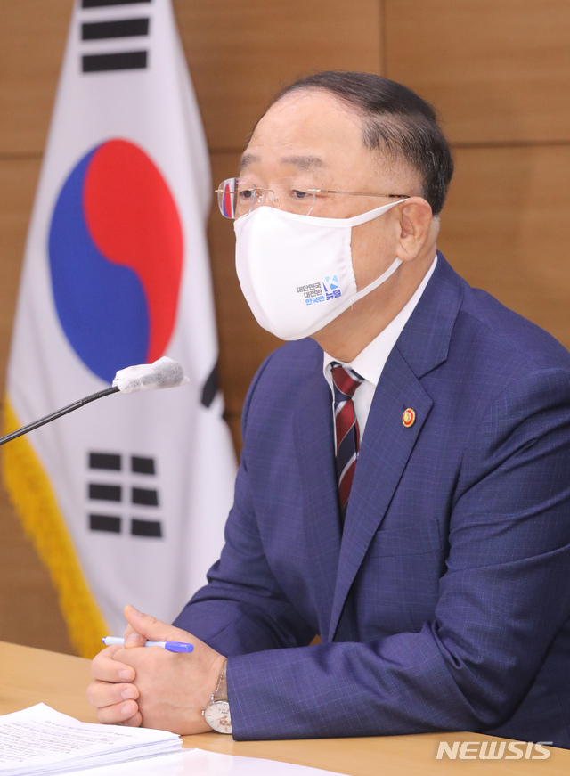 [세종=뉴시스]강종민 기자 = 홍남기 국무총리 직무대행이 27일 오후 정부세종청사 기획재정부에서 열린 출입기자 간담회에서 1/4분기 GDP 및 경기 상황과 부동산 정책, 코로나19 백신과 방역, 국무총리 직무대행 소회 등을 밝히고 있다. 2021.04.27. ppkjm@newsis.com