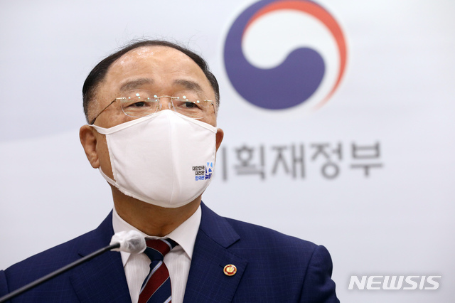 [세종=뉴시스]강종민 기자 = 홍남기 국무총리 직무대행이 27일 오후 정부세종청사 기획재정부에서 열린 출입기자 간담회에서 1/4분기 GDP 및 경기 상황과 부동산 정책, 코로나19 백신과 방역, 국무총리 직무대행 소회 등을 밝히고 있다. 2021.04.27.&nbsp; ppkjm@newsis.com