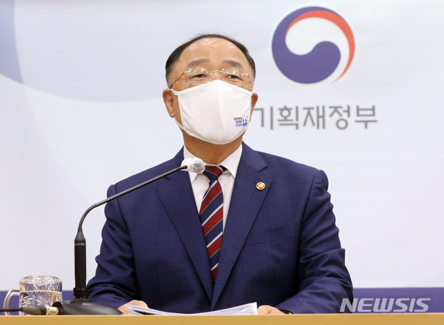 [세종=뉴시스]강종민 기자 = 홍남기 국무총리 직무대행이 27일 오후 정부세종청사 기획재정부에서 열린 출입기자 간담회에서 1/4분기 GDP 및 경기 상황과 부동산 정책, 코로나19 백신과 방역, 국무총리 직무대행 소회 등을 밝히고 있다. 2021.04.27. ppkjm@newsis.com
