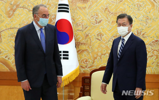 [서울=뉴시스]추상철 기자 = 문재인 대통령이 27일 오후 청와대 본관에서 스탠리 어크 노바백스 최고경영자(CEO)와 기념촬영을 하기 위해 이동하고 있다. 2021.04.27. scchoo@newsis.com