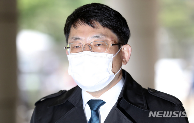 [서울=뉴시스]최진석 기자 = 북한 김일성의 회고록 '세기와 더불어'에 대한 판매·배포 금지 가처분을 신청한 법치와 자유민주주의 연대 도태우 변호사가 27일 오후 서울 마포구 서울서부지방법원에서 열린 가처분신청 심문 기일에 출석하며 취재진의 질문에 답하고 있다. 2021.04.27. myjs@newsis.com