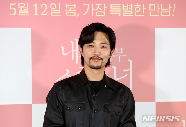 [서울=뉴시스]이영환 기자 = 배우 진구가 27일 오후 서울 광진구 롯데시네마 건대입구점에서 열린 영화 '내겐 너무 소중한 너' 언론시사회에 참석해 포즈를 취하고 있다. 2021.04.27. 20hwan@newsis.com