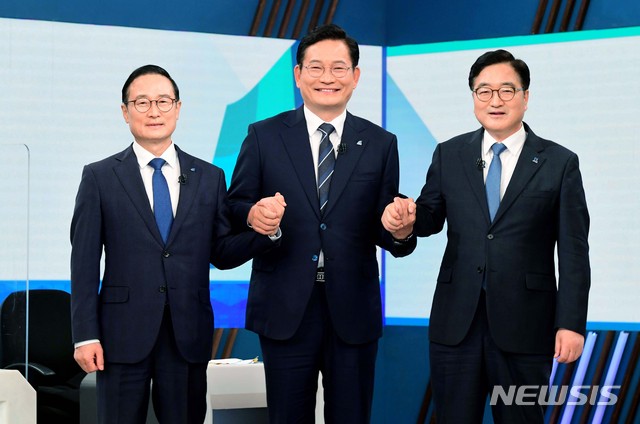 [서울=뉴시스]국회사진기자단 = 더불어민주당 대표 경선에 출마한 홍영표(왼쪽부터), 송영길, 우원식 의원이 27일 서울 여의도 KBS에서 열린 방송 토론 전 기념촬영을 하고 있다. 2021.04.27. photo@newsis.com