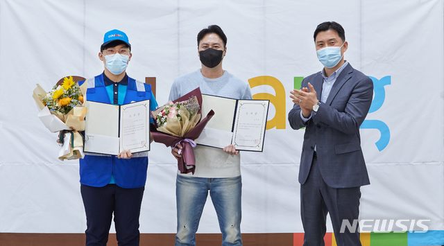 [서울=뉴시스]쿠팡은 지난 27일 쿠팡 인천 캠프에서 '화재 의인' 쿠팡친구에게 표창장을 수여했다. 쿠팡친구 최보석(왼쪽 첫번째)씨, 쿠팡 플렉서 김학렬(중앙)씨, 최인석 쿠팡 HR부문 상무가 기념사진을 촬영하고 있다. 2021.04.28 (사진 = 쿠팡 제공) photo@newsis.com 
