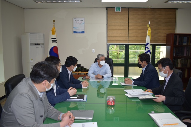 [홍성=뉴시스]충남도의회 농수산해양위원회 김영권 위원장이 한국농어촌공사를 방문, 농업용수 안정 공급을 주문하고 있다. *재판매 및 DB 금지