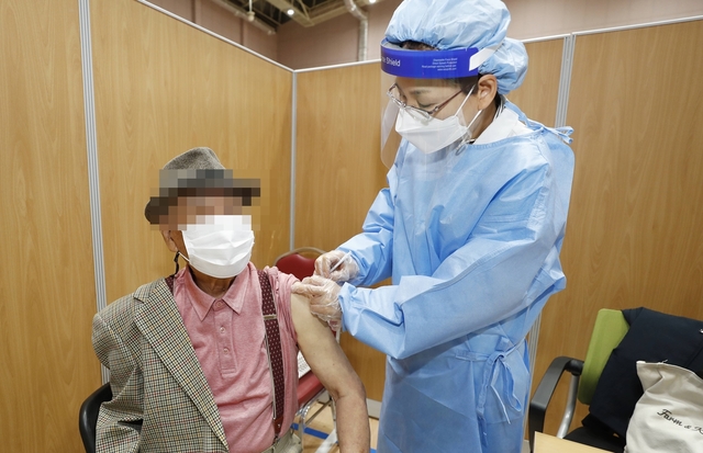 [괴산=뉴시스]화이자 백신 접종. (사진=괴산군 제공) photo@newsis.com  *재판매 및 DB 금지