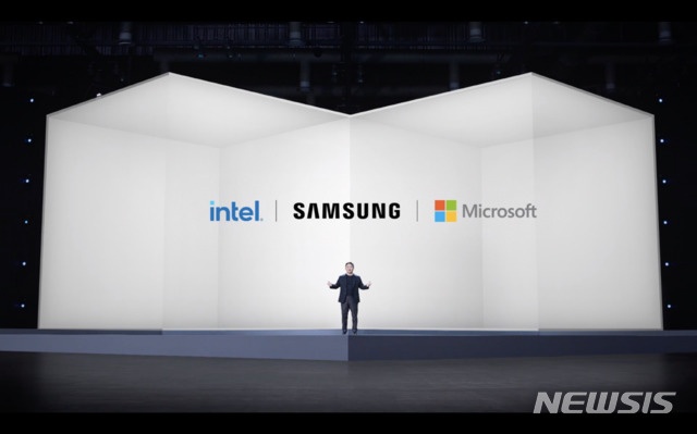 [서울=뉴시스] '삼성 갤럭시 언팩 2021'에서 삼성전자 무선사업부장 노태문 사장이 '갤럭시 북 프로' 시리즈를 소개하는 모습. (사진=삼성전자 제공)