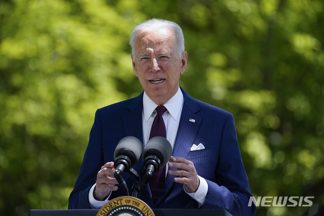 [워싱턴=AP/뉴시스]조 바이든 미국 대통령이 27일(현지시간) 백악관 노스 론에서 코로나19에 관해 기자회견하고 있다. 바이든 대통령은 인도 지원과 관련한 질문에 인도에 코로나19 백신을 언제 지원할 지 논의했다며 나렌드라 모디 인도 총리와 그 시점에 대해 논의했다고 밝혔다. 2021.04.28.