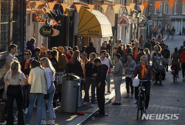 [암스테르담=AP/뉴시스]네덜란드 국왕의 생일인 27일(현지시간) 암스테르담 중심가에 시민들이 모여 빌럼 알렉산더르 국왕의 생일을 축하하고 있다. 네덜란드 정부가 국경일인 국왕의 생일에 코로나19 방역을 위한 사회적 거리 두기 규정 준수를 촉구했음에도 전국 도시에서 시민들이 거리로 모여들었다. 2021.04.28.