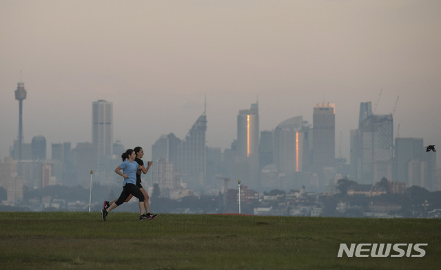 [시드니=AP/뉴시스] 4월28일(현지시간) 호주 시드니 공원에서 사람들이 뛰고 있다. 2021.05.03. 