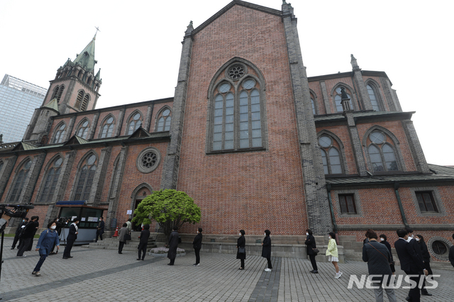 [서울=뉴시스]조수정 기자 =  28일 오전 전 천주교 서울대교구장 고(故) 정진석 추기경 빈소가 마련된 서울 명동성당 본당 앞에 신도들이 조문하기 위해 줄서 입장하고 있다. 2021.04.28. chocrystal@newsis.com